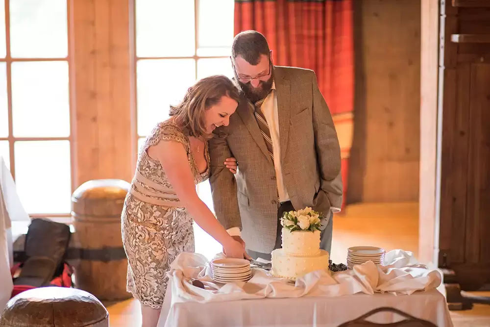 Wedding at Timberline Lodge ​from photographer Robert Knapp bride and groom cut the cake together
Wedding at Timberline Lodge