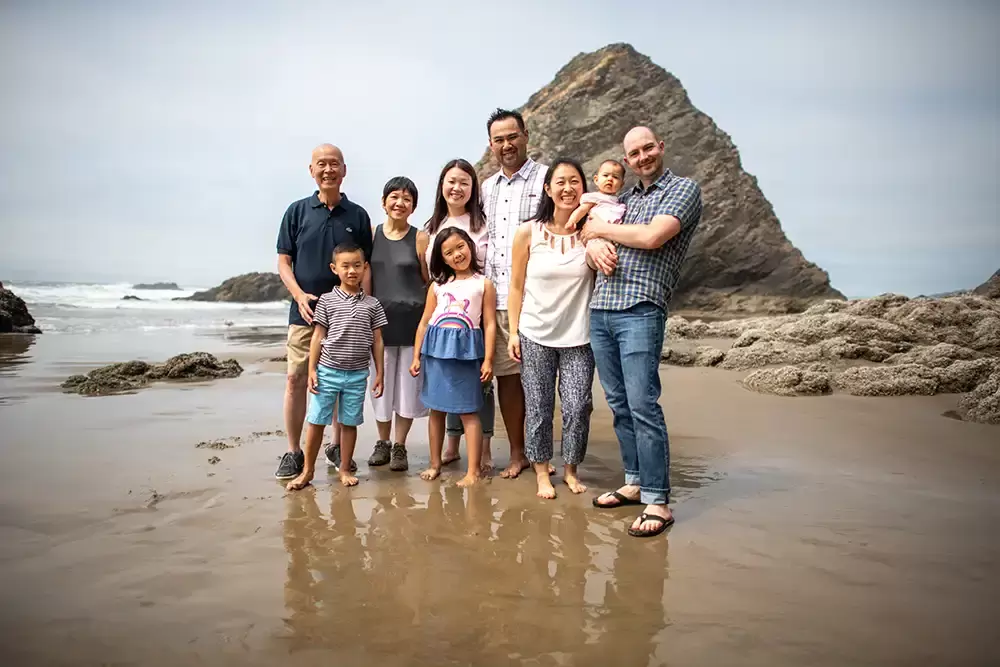 Large family photos on the beach together. Multiple family photo. Portland ​Family Photographer Robert Knapp - Book Today! ​Family Photographer Robert Knapp in Portland - Book Today!