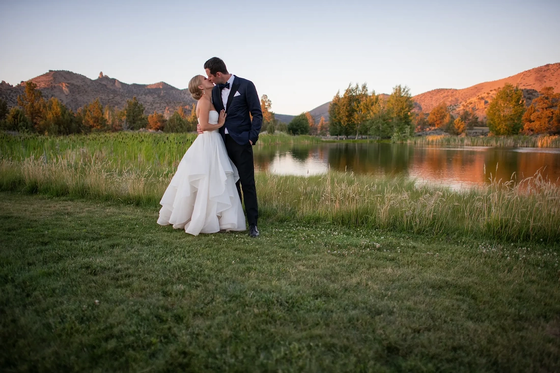 Wedding Photographers in Bend Oregon  Modern Art Photograph's photography from a Ranch at the Canyons Wedding bride and groom kiss at sunset Wedding Photographers in Bend Oregon  Modern Art Photograph's photography from a  ​Ranch at the Canyons Wedding