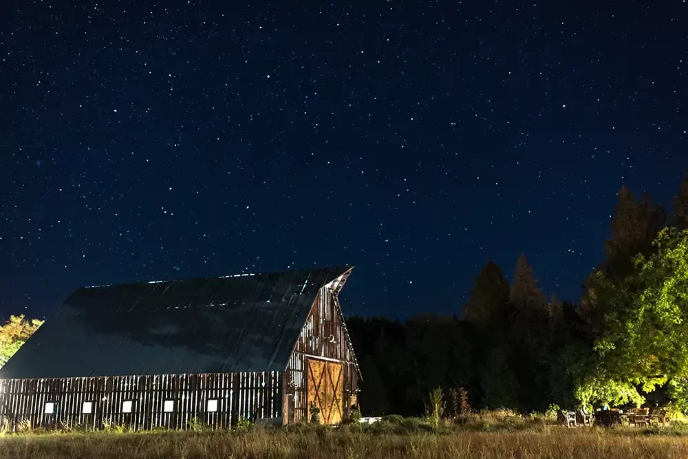 Tin Roof Weddings Barn Weddings Venues Near Me from Photographer Robert Knapp Outside the wedding venue the barn featured stars are overhead it's a cold night